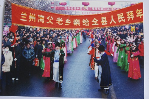 亚森带领乡亲们参加全县社火秧歌大赛.jpg