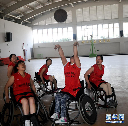 这是2011年4月26日，四川省轮椅篮球队的女队员们在都江堰友爱学校体育馆进行训练。新华社记者王建华摄