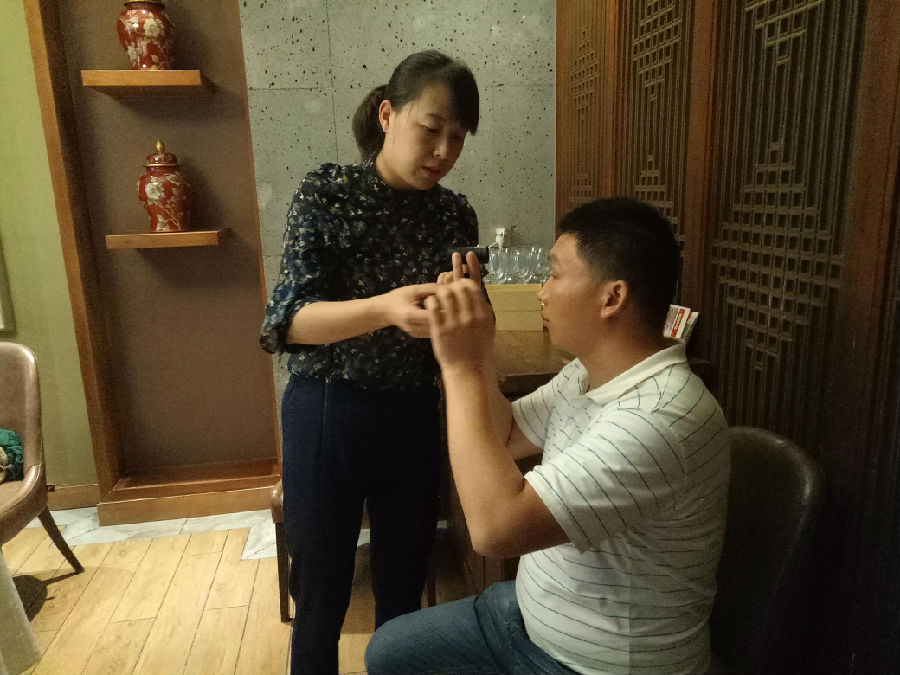 中心专业人员为视力障碍者调试及指导助视器使用.jpg
