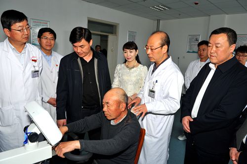 4 市委常委阿布都热皮克、副市长黎东在市残联党组书记刘红英及伊犁州奎屯医院领导的陪同下观摩残疾人康复中心_副本.jpg
