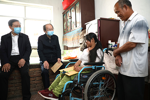 图为周长奎走访探视贫困残疾人家庭 图为周长奎走访探视贫困残疾人家庭