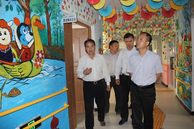 谷巡视员在地区残联领导陪同下参观温宿县残联脑瘫儿童康复中心_conew1.jpg