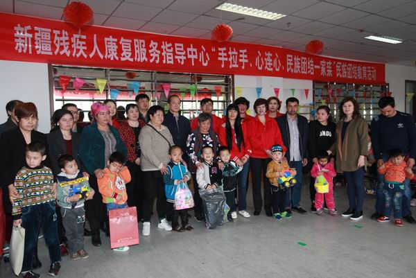 图为自治区残联领导及康复中心领导职工与结对子家庭合影.jpg