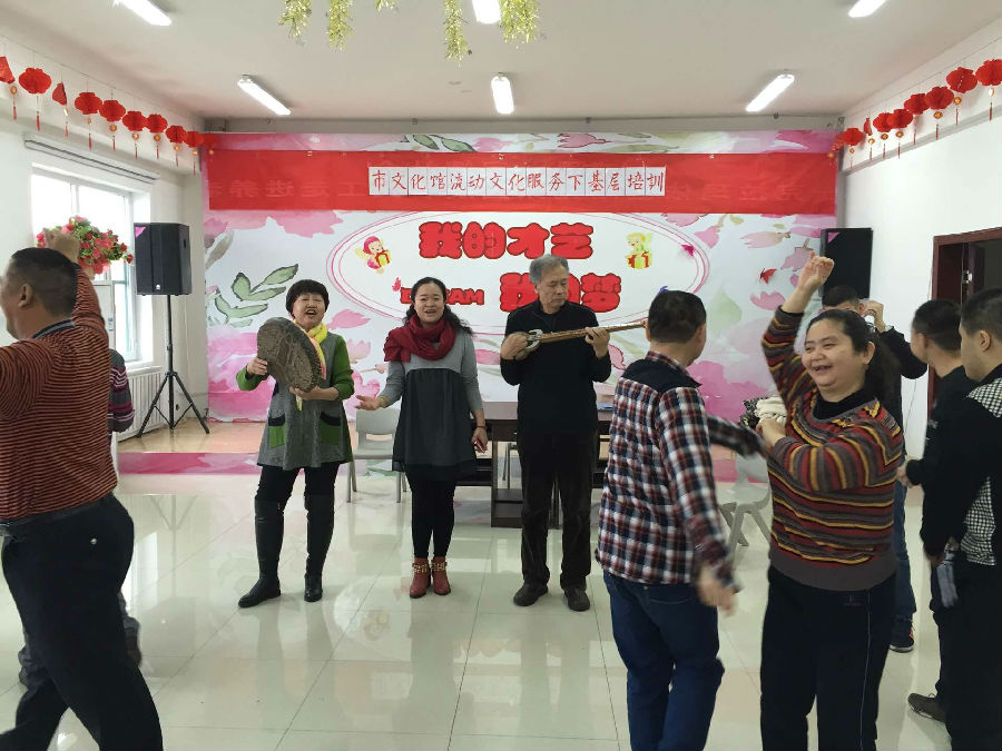 图为打起手鼓唱起歌,我们的生活多幸福