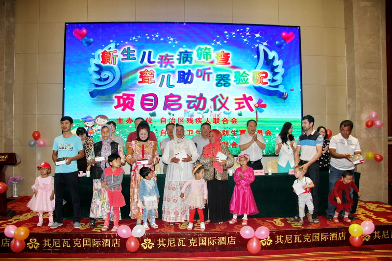 图为向聋儿捐赠助听器捐赠现场.jpg