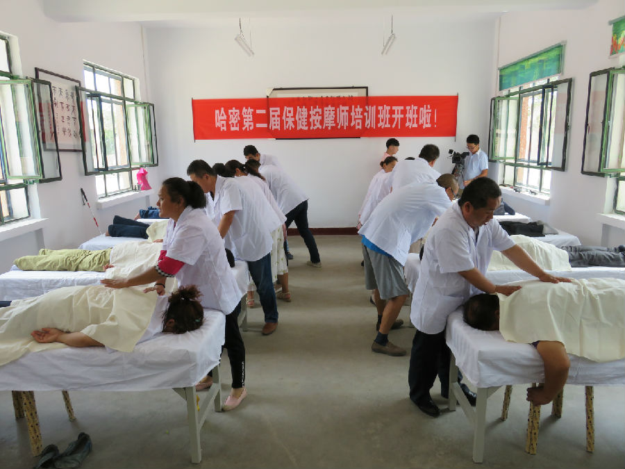 图为学员自行练习按摩技术