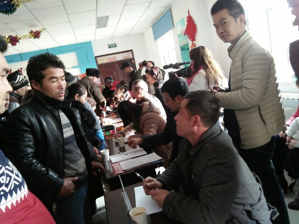 图为2016年吐鲁番市残疾人就业援助月招聘会照片