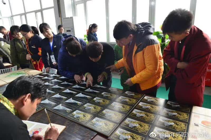 图为艺术老师指导我校师生学习木绘技术4.jpg