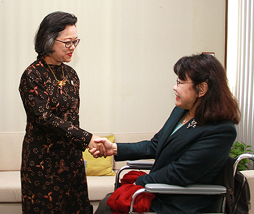 图为张海迪会见联合国亚太经社会执秘阿里沙赫巴纳 图为张海迪会见联合国亚太经社会执秘阿里沙赫巴纳