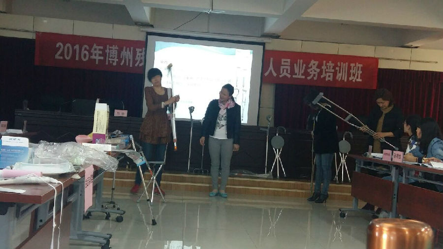 陕西省残疾人辅具资源中心业务科科长岳静在给学员讲解辅具使用