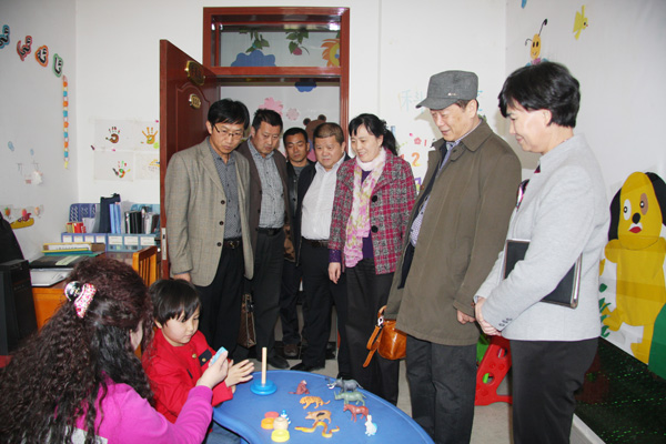 2图为指导调研喀什地区残疾人综合服务中心聋儿语训工作.jpg