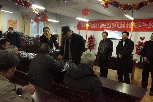 周书记一行来到玛纳斯县福利院区残疾人集中托养中心看望残疾人.JPG