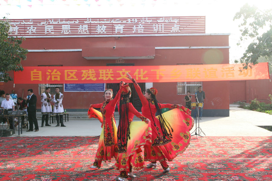 图为聋哑孩子表演“快乐的跳吧”节目.JPG