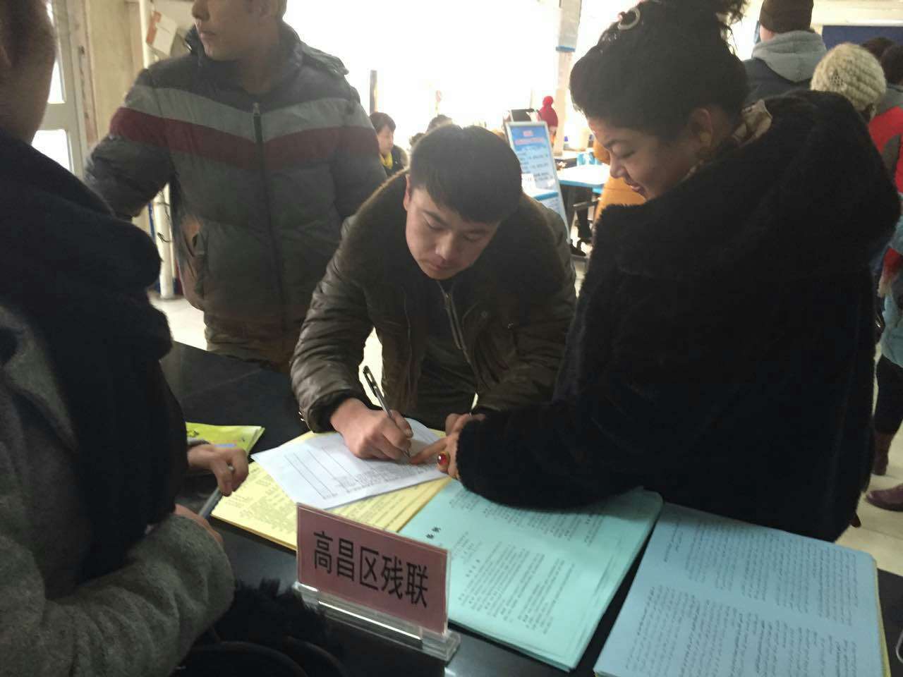 图为残疾人求职者做登记