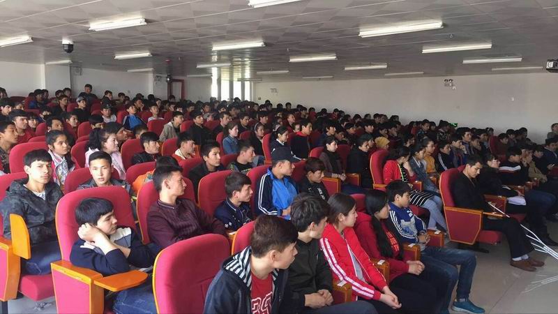 调整大小 新疆水利水电学校师生聆听演讲.jpg