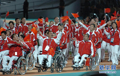 这是2004年9月17日，中国残疾人体育代表团在雅典残奥会开幕式上入场。新华社记者张瑞琪摄